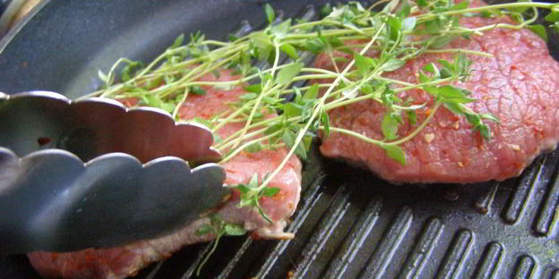 стейк с кровью из говядины