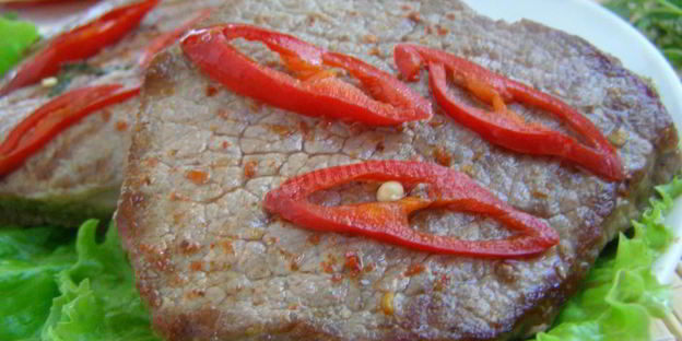 стейк с кровью из говядины