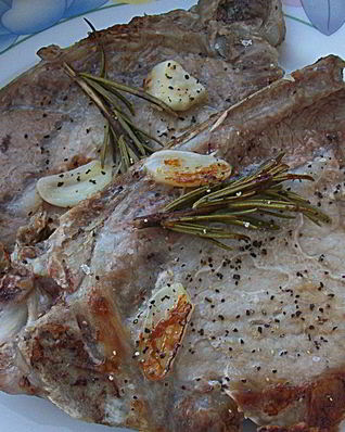 Стейк с розмарином на сковороде