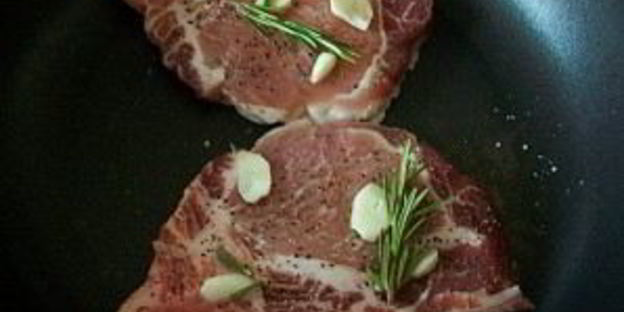 стейк с розмарином на сковороде