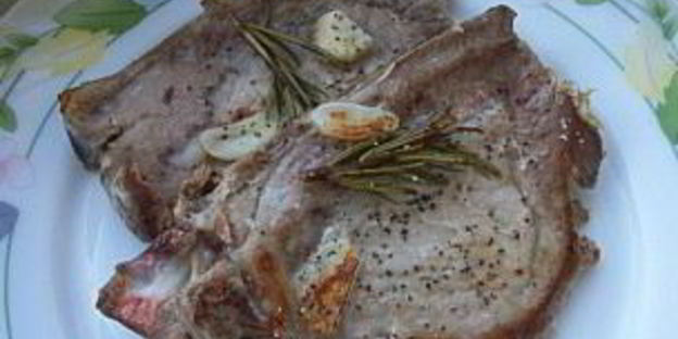 стейк с розмарином на сковороде