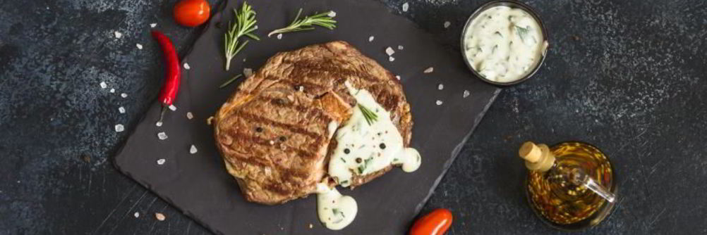 Стейк с соусом из голубого сыра