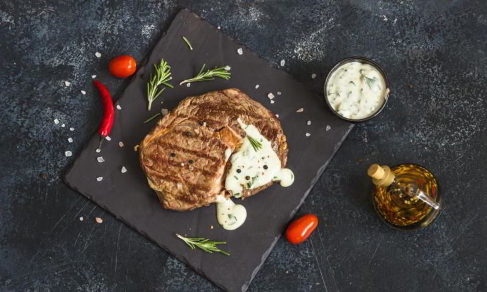 Рецепт стейка с соусом из голубого сыра