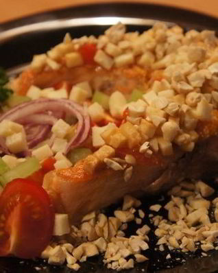 Стейк семги с козьим сыром и кешью