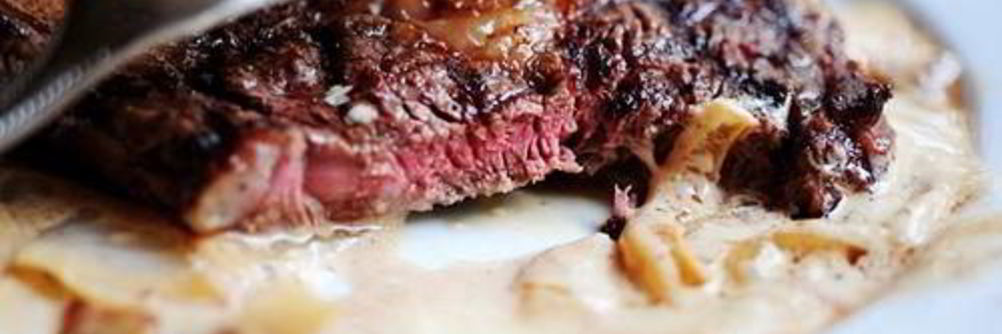 Стейк в сырном соусе