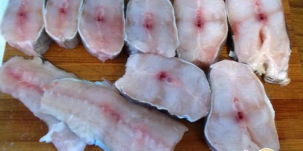 стейки-гриль из зубатки под сливочным соусом