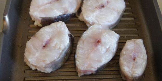 стейки-гриль из зубатки под сливочным соусом