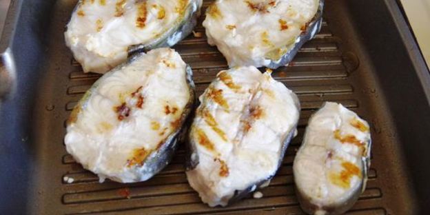 стейки-гриль из зубатки под сливочным соусом