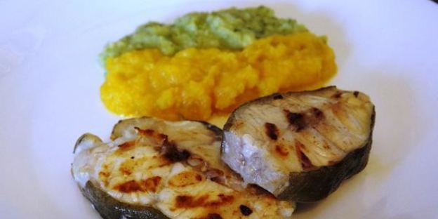 стейки-гриль из зубатки под сливочным соусом