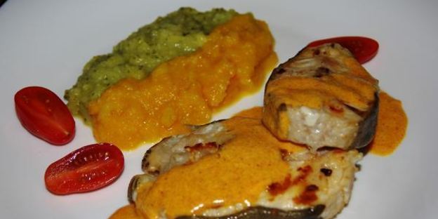 стейки-гриль из зубатки под сливочным соусом