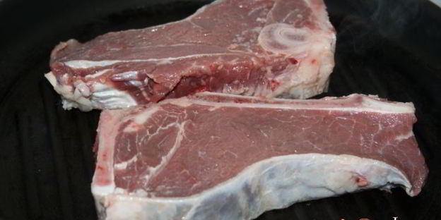 стейки из говядины на косточке со сливочным маслом