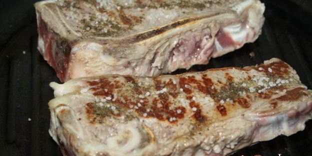 стейки из говядины на косточке со сливочным маслом