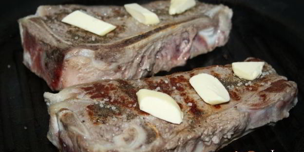стейки из говядины на косточке со сливочным маслом