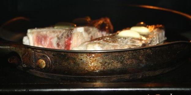 стейки из говядины на косточке со сливочным маслом