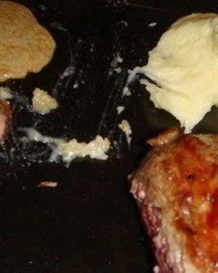 Стейки из говядины с перечным соусом и картофельным пюре