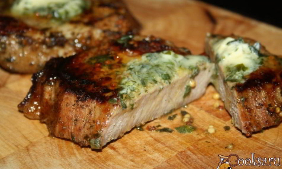 Рецепт стейков из говядины с тархуновым сливочным маслом на мангале на дощечке