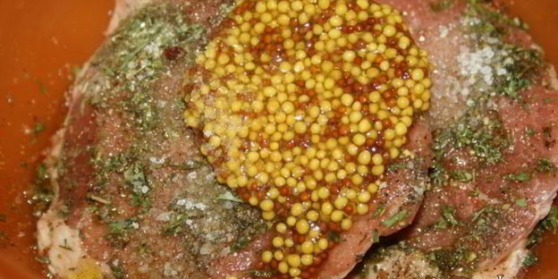 стейки из говядины с тархуновым сливочным маслом на мангале на дощечке