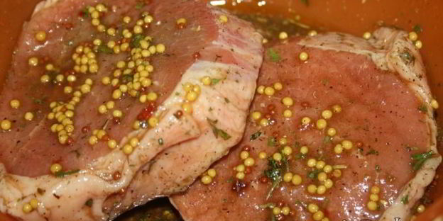 стейки из говядины с тархуновым сливочным маслом на мангале на дощечке