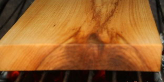 стейки из говядины с тархуновым сливочным маслом на мангале на дощечке