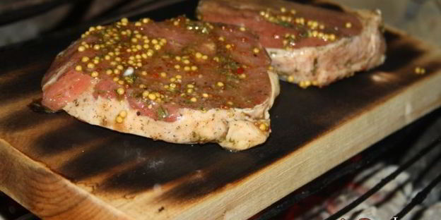 стейки из говядины с тархуновым сливочным маслом на мангале на дощечке