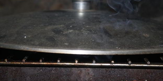 стейки из говядины с тархуновым сливочным маслом на мангале на дощечке