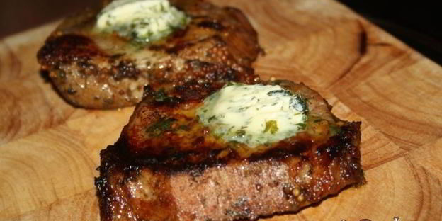 стейки из говядины с тархуновым сливочным маслом на мангале на дощечке