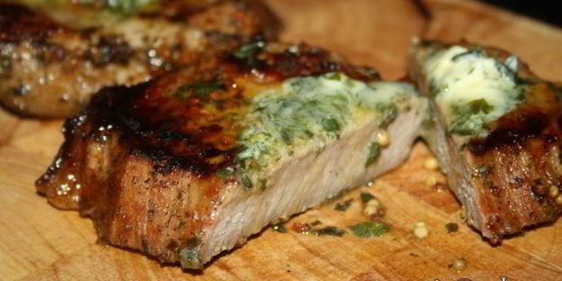 стейки из говядины с тархуновым сливочным маслом на мангале на дощечке