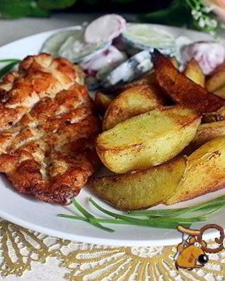 Стейки из куриной грудки с картофельными дольками