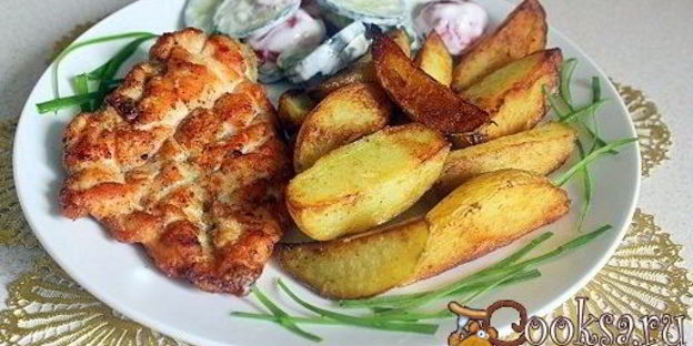 стейки из куриной грудки с картофельными дольками