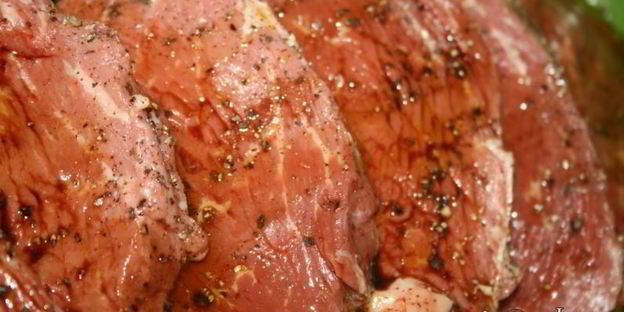 стейки из мраморной говядины на решетке на мангале