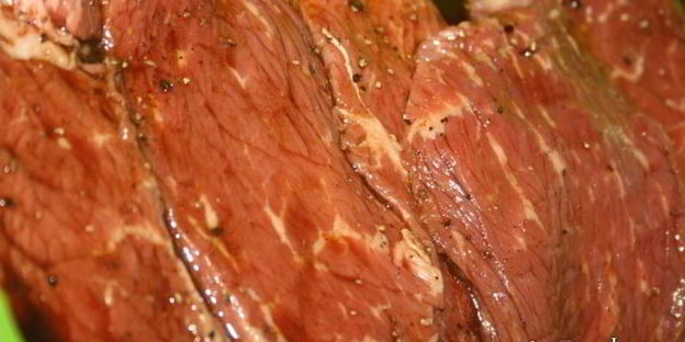 стейки из мраморной говядины на решетке на мангале