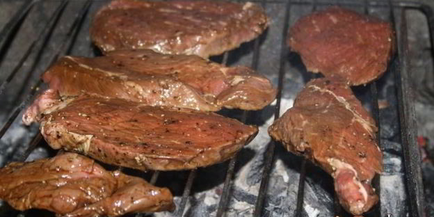 стейки из мраморной говядины на решетке на мангале