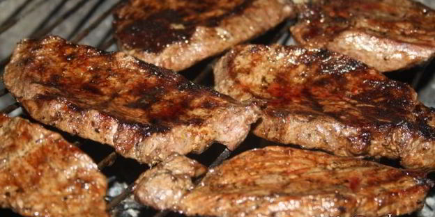 стейки из мраморной говядины на решетке на мангале