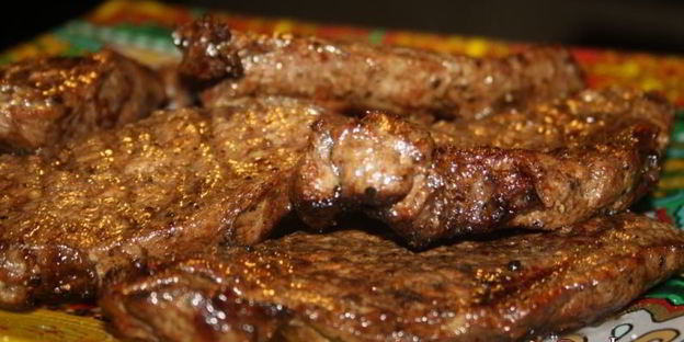 стейки из мраморной говядины на решетке на мангале