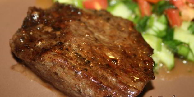 стейки из мраморной говядины на решетке на мангале