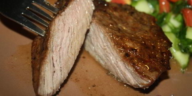 стейки из мраморной говядины на решетке на мангале