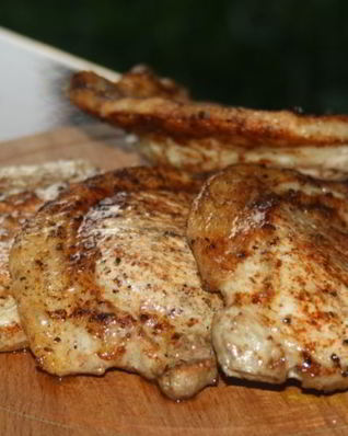 Стейки из свиной корейки в сухом маринаде на решетке на мангале