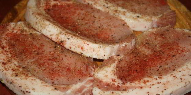 стейки из свиной корейки в сухом маринаде на решетке на мангале