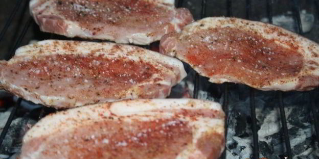 стейки из свиной корейки в сухом маринаде на решетке на мангале