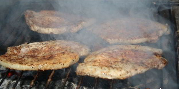 стейки из свиной корейки в сухом маринаде на решетке на мангале