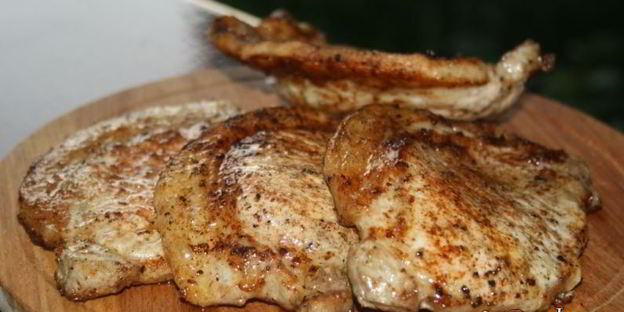 стейки из свиной корейки в сухом маринаде на решетке на мангале