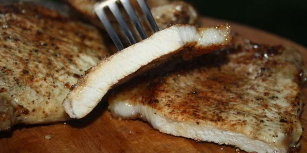 стейки из свиной корейки в сухом маринаде на решетке на мангале