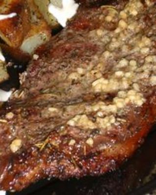 Стейки с чесночным маслом и картошкой