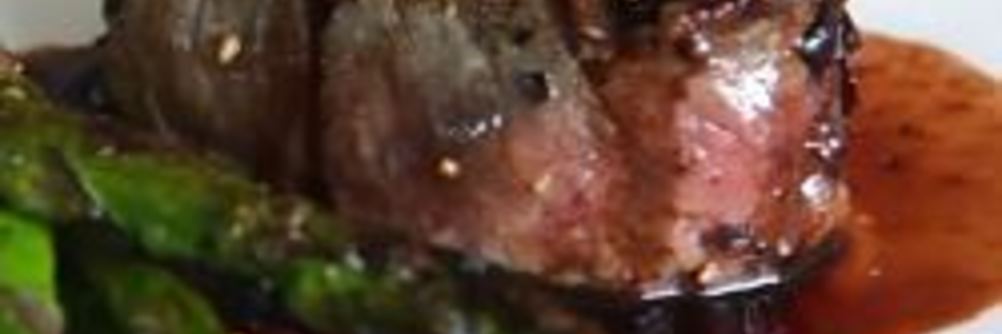 Стейки с луком-шалот и соусом из красного вина