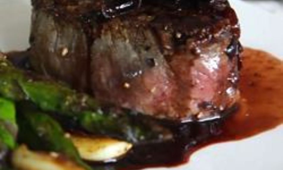 Рецепт стейков с луком-шалот и соусом из красного вина