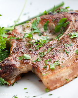 Свиной стейк в маринаде из зеленого чая