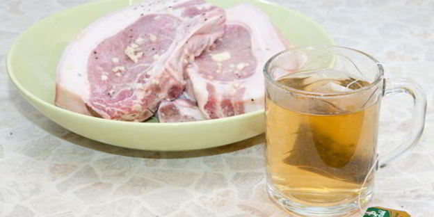 свиной стейк в маринаде из зеленого чая