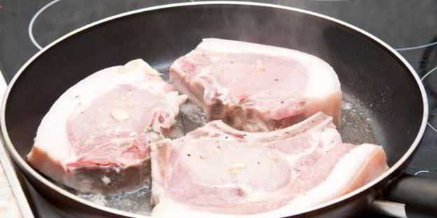 свиной стейк в маринаде из зеленого чая