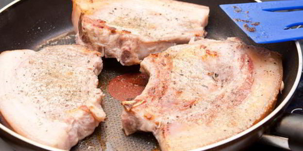 свиной стейк в маринаде из зеленого чая