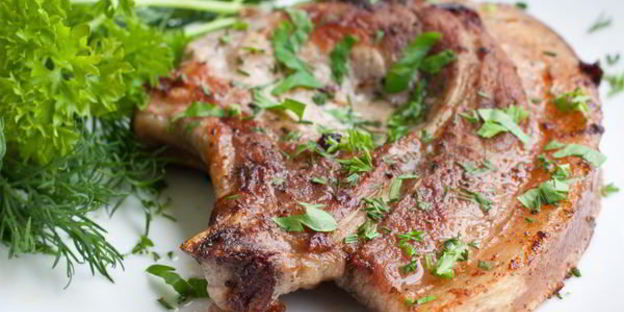 свиной стейк в маринаде из зеленого чая